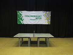 Exhibice Panský a Orlowski na betonovém ping-pongovém stolu