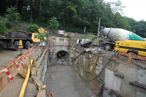 Beton pro definitivní ostění štol byl dopravován autodomíchávači a čerpán na vzdálenost až 400 metrů.