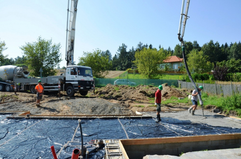 Příjezd prvního mixu na stavbu, zahájena betonáž (čerpání betonu na plochu budoucí základové desky rodinného domu)