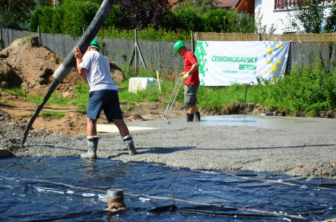 Betonáž pokračuje současně se zapracováním do roviny základové desky